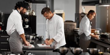 chef trabajando juntos cocina profesional