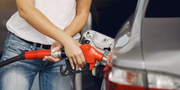 elegante mujer pie gasolinera