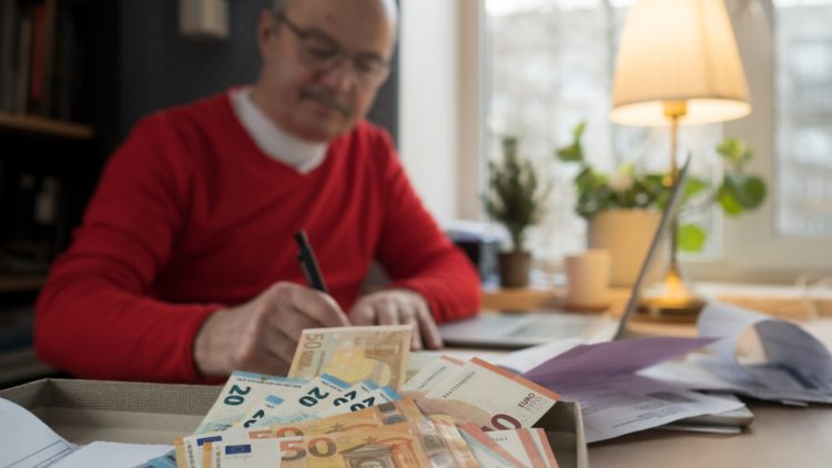 hombre mayor anteojos contando dinero jubilacion control finanzas