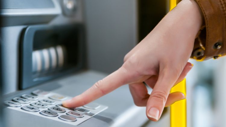 joven mujer retirar dinero credito tarjeta cajero automatico