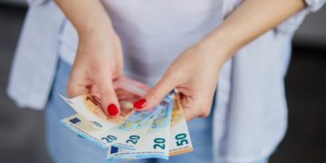 mujer tiene dinero euros sus manos